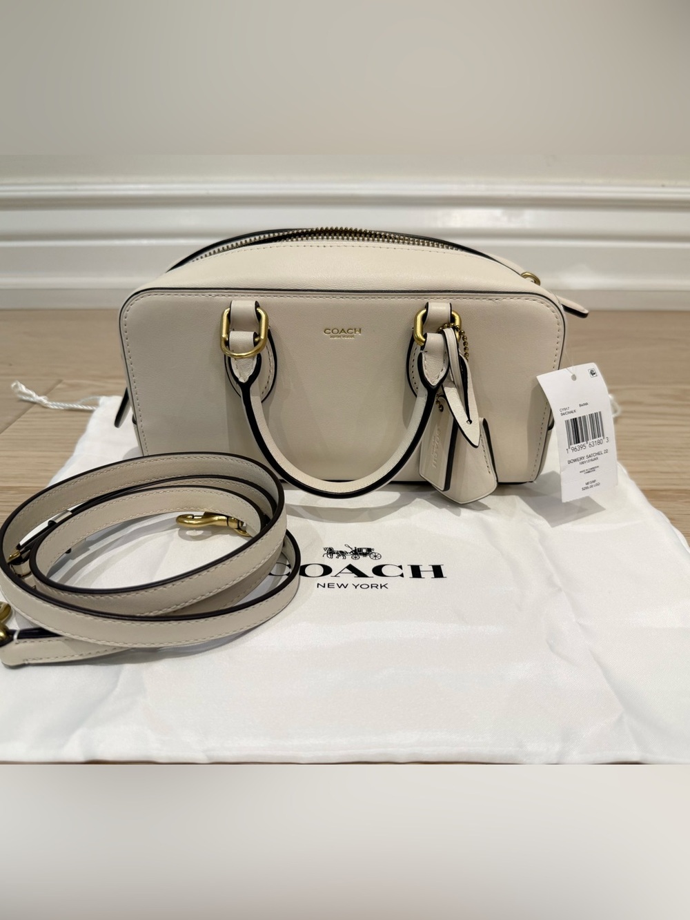 BNWT COACH Bowery Satchel 22 in Chalk